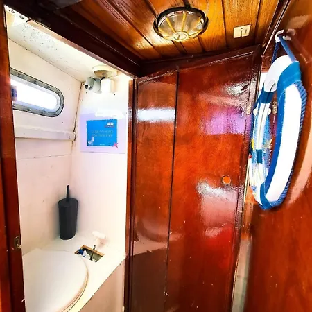 Santiago- Boat House Πλωτό κατάλυμα Olhão