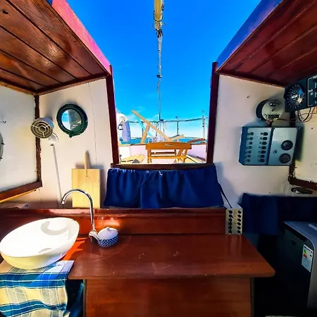 Botel Santiago- Boat House