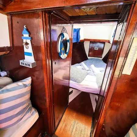 Botel Santiago- Boat House *